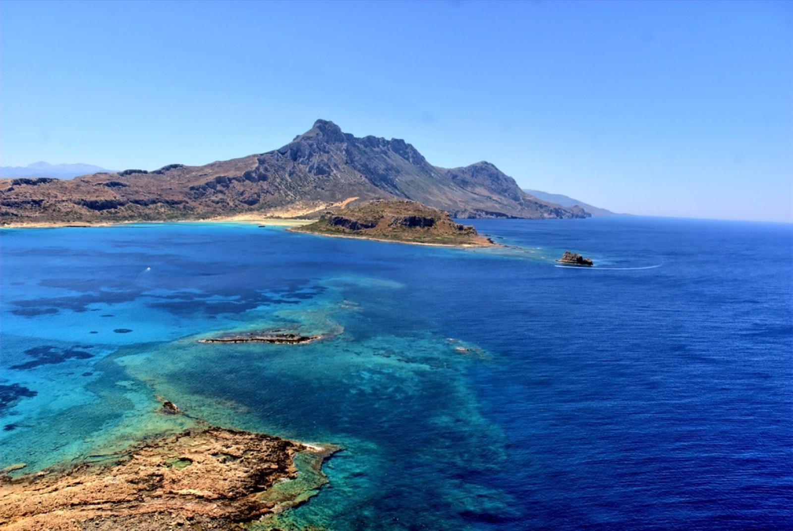 Een zandbaai aan de kust van Kreta