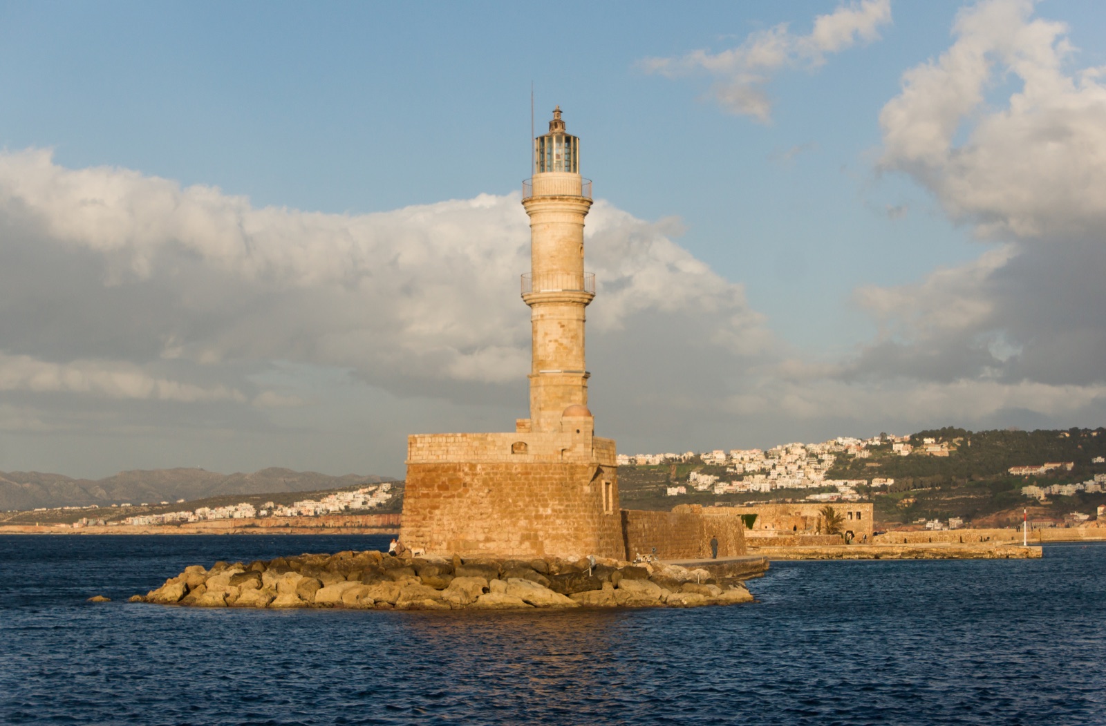 De oude vuurtoren van Chania in de avondzon