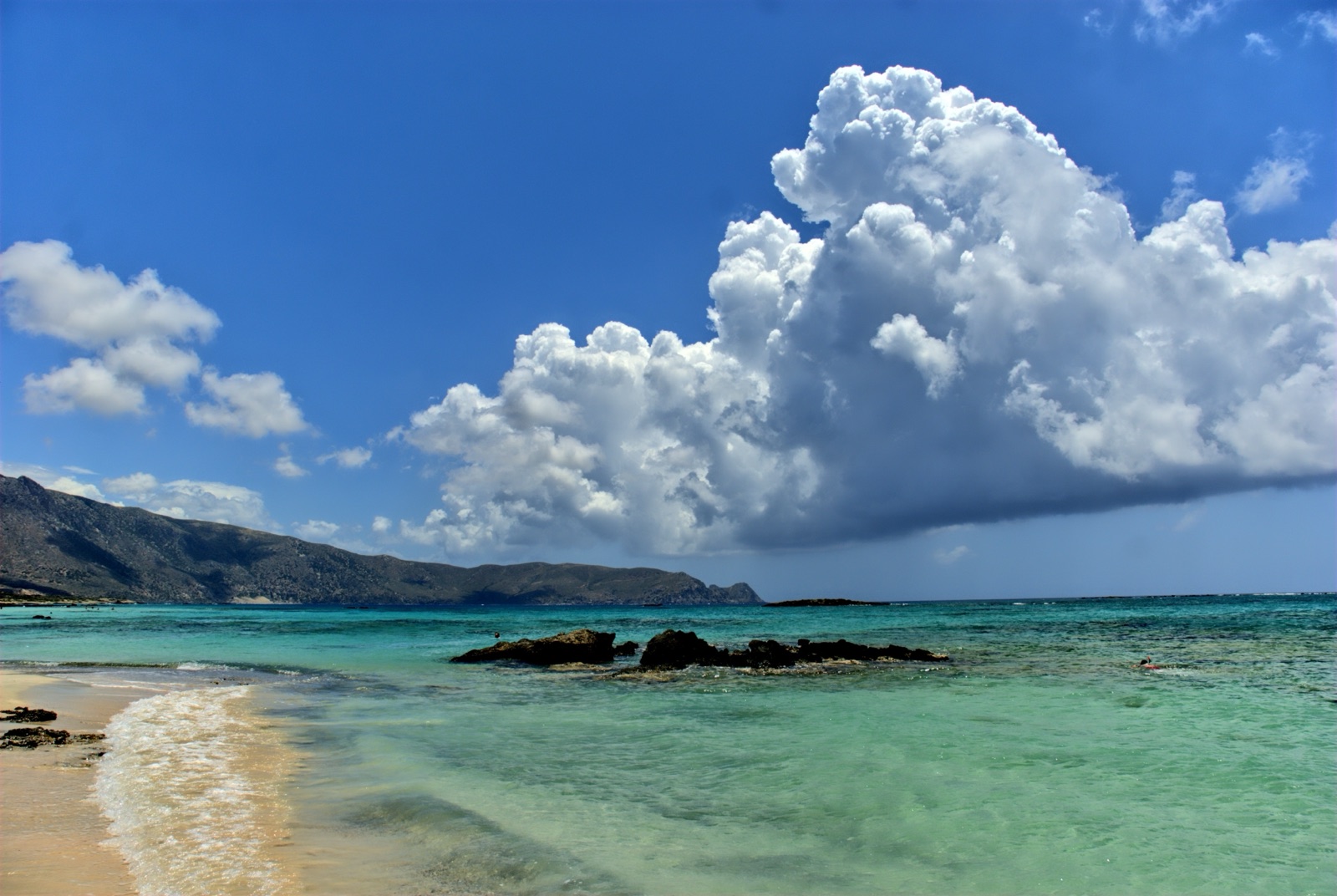 Ondiep water bij een strand op Kreta, geschikt voor kinderen