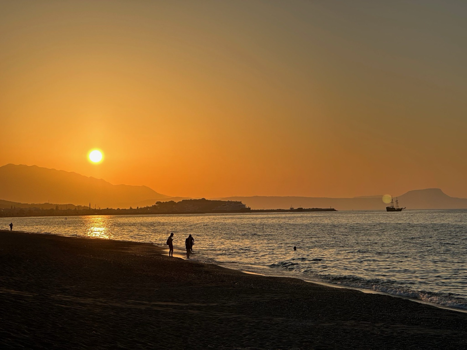 Het stadsstrand van Rethymnon op Kreta